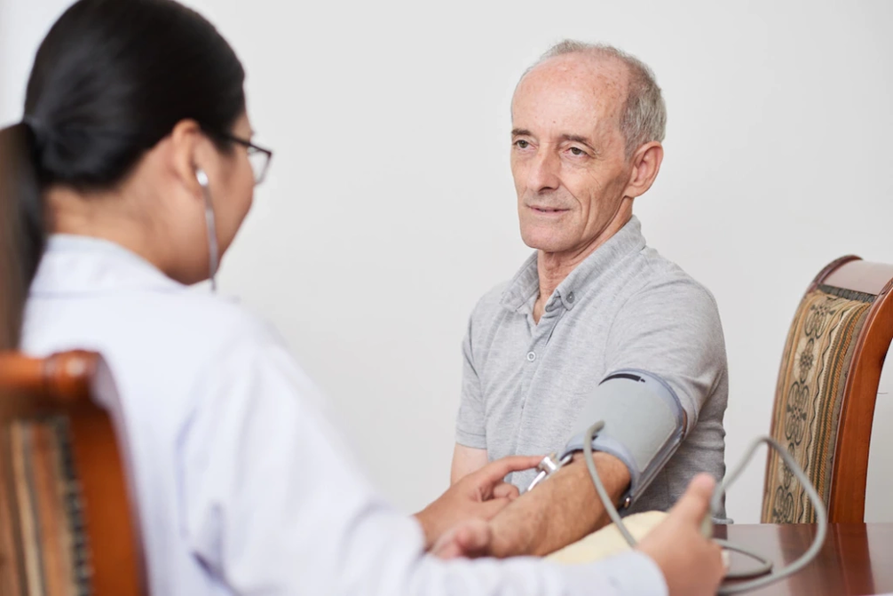 Hoge bloeddruk is een reden om een ​​cardioloog te raadplegen